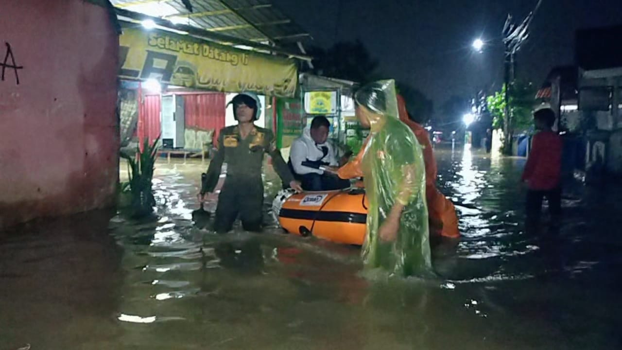 Dua Desa Terendam Banjir, Di Cikarang Utara, Warga mengungsi ketempat yang lebih tinggi.