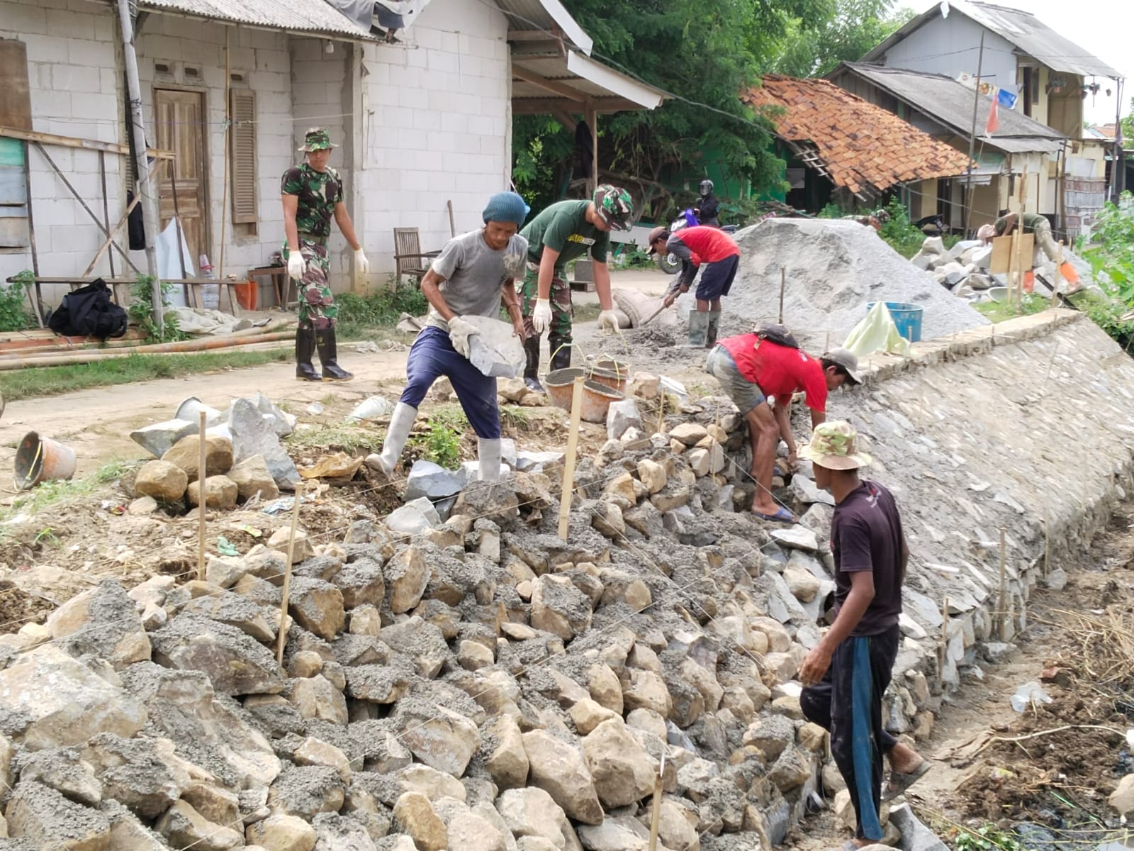 Warga Dan Satgas TMMD 119, Gotong royong Bangun Turap