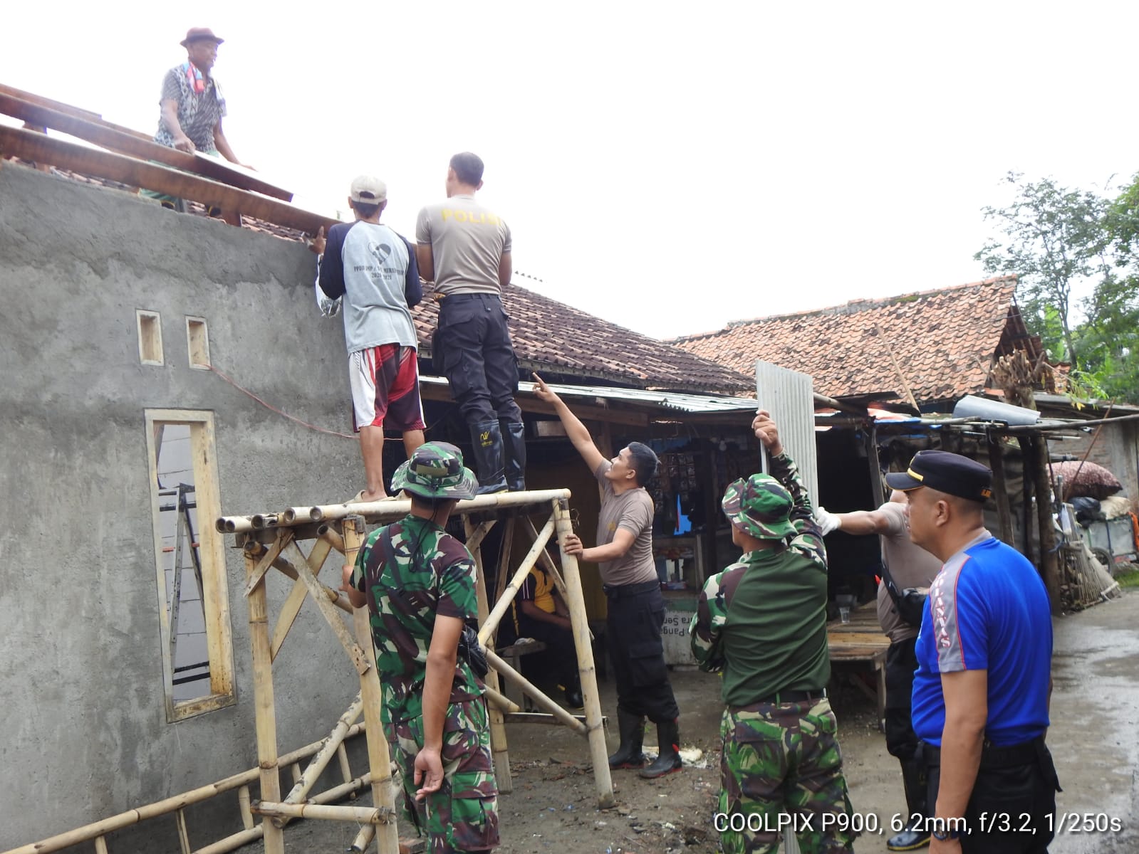 TNI DAN POLRI MULAI PASANG ATAP RUTILAHU TMMD 119