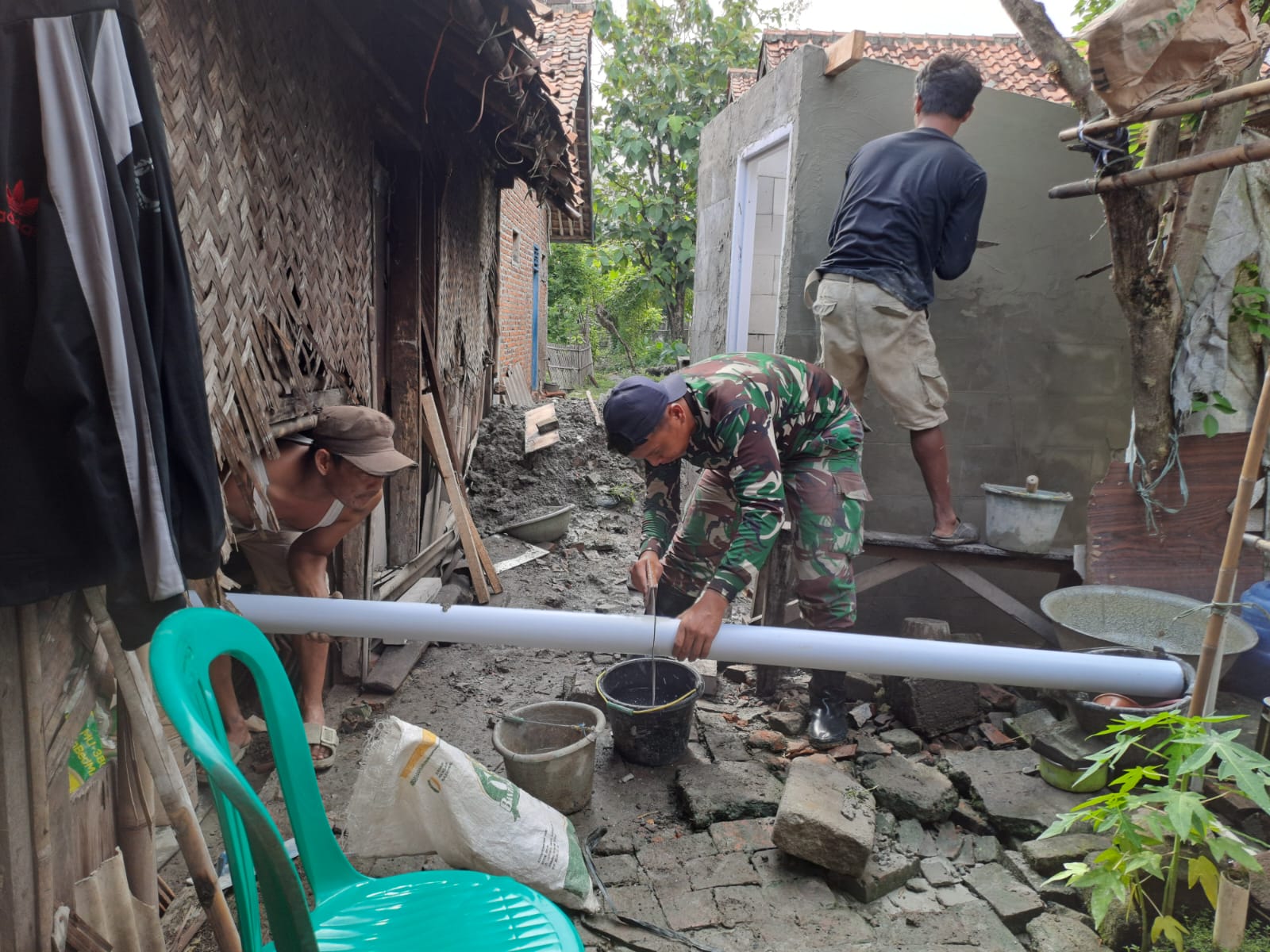 Rumah Keluarga Tamin kini Memiliki MCK dari TMMD 119