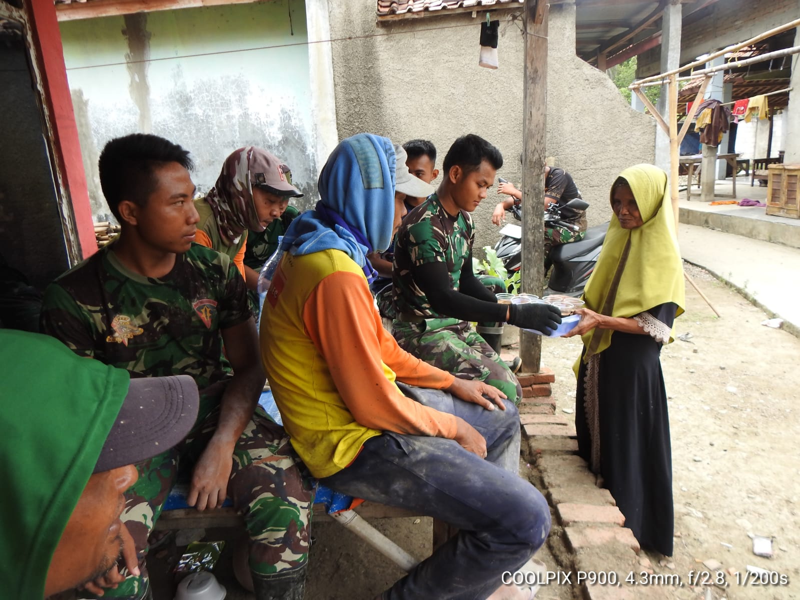 Kopi Mak Ijah, Cerita Kehangatan TNI dengan Rakyat di Lokasi TMMD