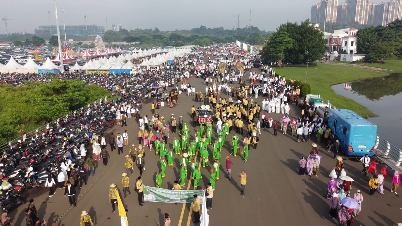 Ribuan Masa Ikuti Pawai MTQ Tingkat Provinsi Jabar Ke-38  Tahun 2024 Di Kabupaten Bekasi