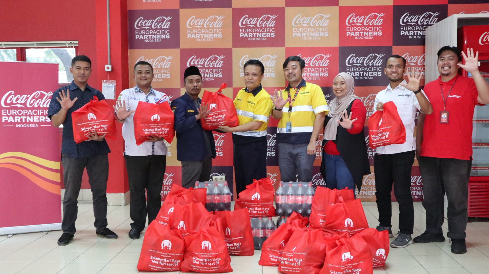 Coca-Cola Europacific Partners Indonesia Menyelenggarakan Program Bantuan Sembako Lebaran