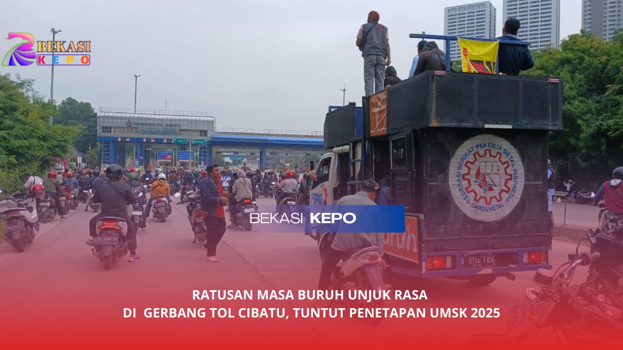 Masa Buruh Bekasi Melawan (BBM) Berhenti di Depan Gerbang Tol Cibatu