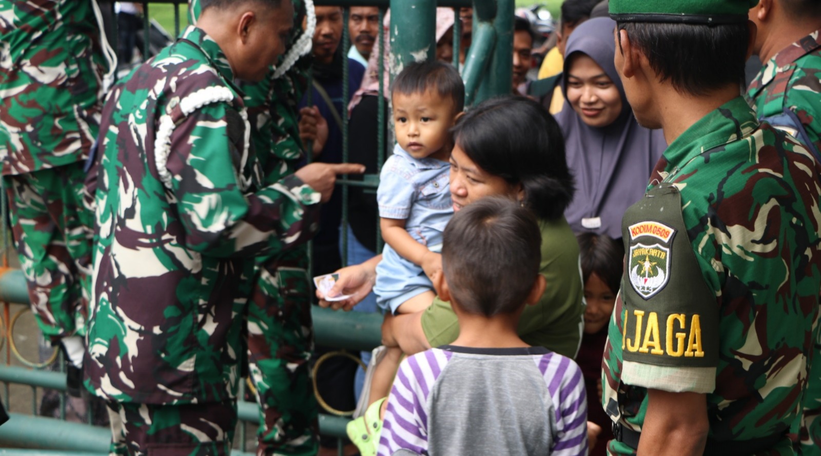 Kodim 0509 Kabupaten Bekasi Sembelih 22 Hewan Kurban, Ratusan Warga Terima Daging di Hari Raya Iduladha